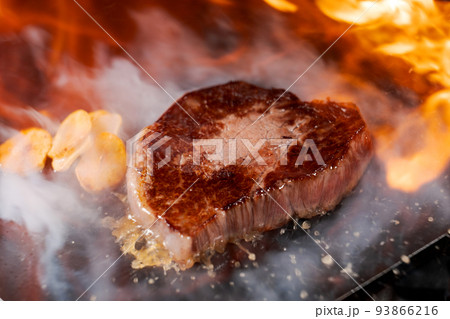 美味しそうなステーキ肉 93866216
