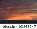 朝焼けで真っ赤に染まる空 93866247