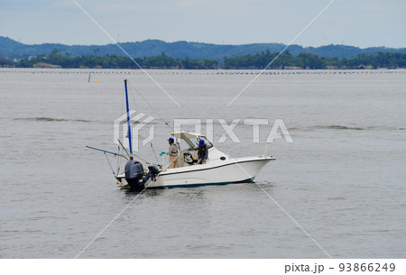 宮城県 塩釜市 松島湾 観光船から見るボートと釣り人 宮城県 塩釜市 松島湾 観光船から見るボートと釣り人 93866249
