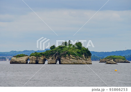 宮城県　塩釜市　松島湾　観光船から見る鐘島 93866253