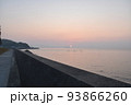 日の出の海岸 93866260