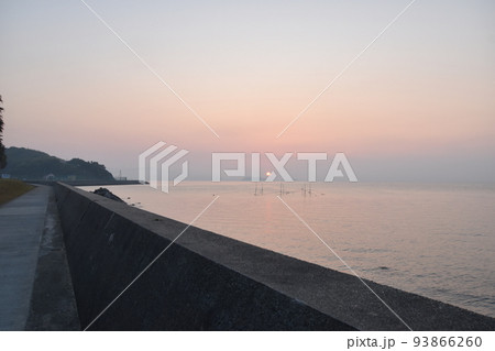 日の出の海岸 93866260