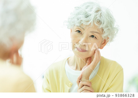 シニア女性　美容　悩み 93866328