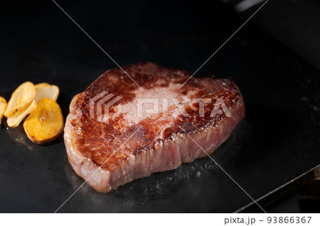 美味しそうなステーキ肉 93866367