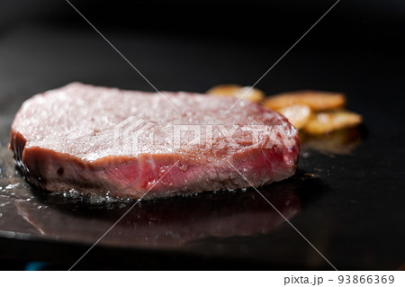 美味しそうなステーキ 93866369