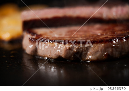 美味しそうなステーキ肉 93866370