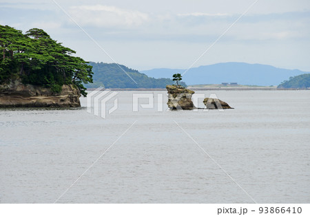 宮城県 松島町 松島湾 観光船から見る千貫島風景、景色、空、曇り、雲、夏、8月、日本三景、海、湾、松 宮城県 松島町 松島湾 観光船から見る千貫島風景、景色、空、曇り、雲、夏、8月、日本三景、海、湾、松 93866410