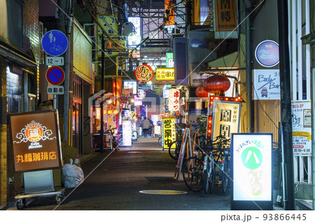 裏なんば 千日前中央通商店街から路地裏へ 夜 裏なんば 千日前中央通商店街から路地裏へ 夜 93866445