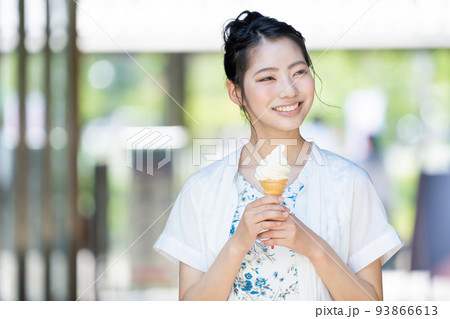 ソフトクリーム　女の子　アイス 93866613