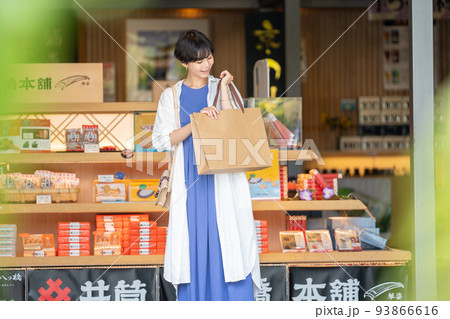 女子旅　買い物　旅行 93866616