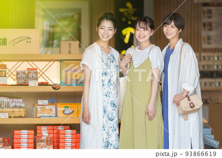 女子旅　買い物　旅行 93866619