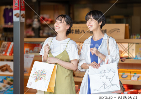 女子旅　買い物　旅行 93866621