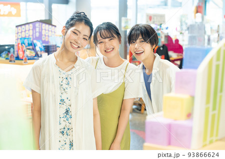 女子旅　買い物　旅行 93866624