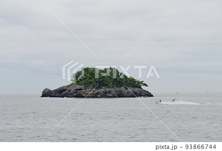 宮城県　七ヶ浜町　松島湾　観光船から見る鍋島 93866744
