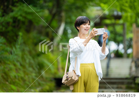 女子旅　スマホ　旅行　 93866819