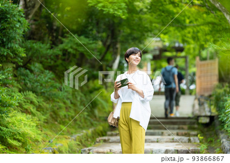 女子旅　スマホ　旅行　 93866867