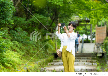女子旅　スマホ　旅行　 93866869