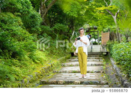 女子旅　スマホ　旅行　 93866870