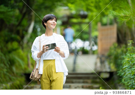 女子旅　スマホ　旅行　 93866871