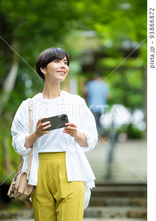 女子旅　スマホ　旅行　 93866872