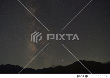 北杜市白州町、夏の晩、南アルプスから立上る天の川 北杜市白州町、夏の晩、南アルプスから立上る天の川 93866885