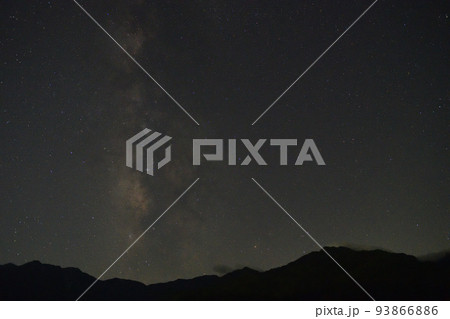 北杜市白州町、夏の晩、南アルプスから立上る天の川 北杜市白州町、夏の晩、南アルプスから立上る天の川 93866886