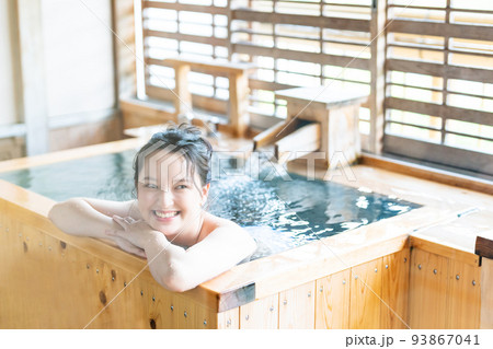 温泉　露天風呂　女子旅 93867041