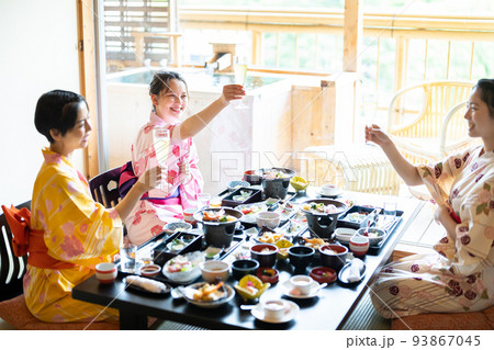 温泉旅行　食事　女子旅 93867045
