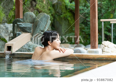 温泉　露天風呂　女子旅 93867082