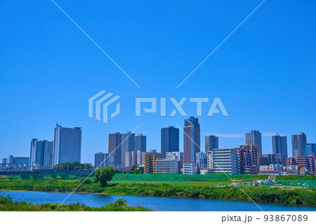 東京都大田区河川敷から川崎市中原区方面を見る 93867089
