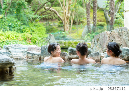 温泉　露天風呂　女子旅 93867112