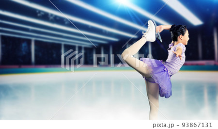 スケートリンクでフィギュアスケートをする少女 スケートリンクでフィギュアスケートをする少女 93867131