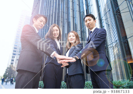 ビジネスシーン・4人のチーム  93867133