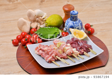 注意)未加熱・調理前の生肉の串打ち状態です。焼き鳥の食材・調理イメージ。焼鳥、やきとり、ヤキトリ、串 注意)未加熱・調理前の生肉の串打ち状態です。焼き鳥の食材・調理イメージ。焼鳥、やきとり、ヤキトリ、串 93867194