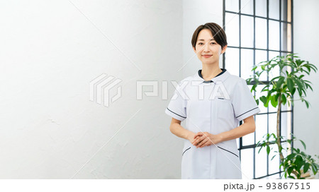 白衣の女性　看護師　エステティシャン 93867515