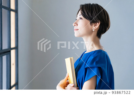 本を持つ女性 本を持つ女性 93867522