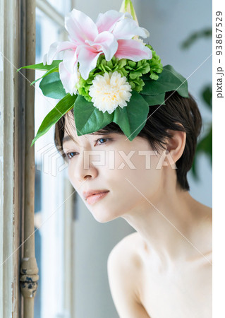花冠をつけた女性　美容イメージ 93867529