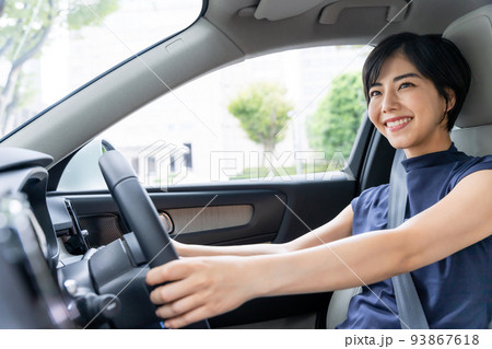 車を運転する女性 93867618
