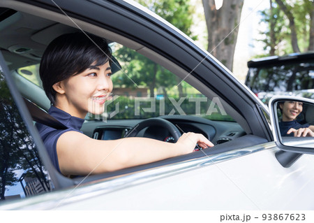 車を運転する女性 車を運転する女性 93867623