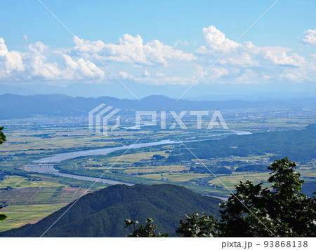 弥彦山山頂から望む越後平野と信濃川大河津分水路 93868138