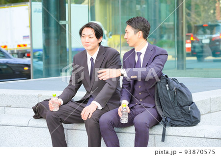 ビジネスシーン・外回り営業  93870575
