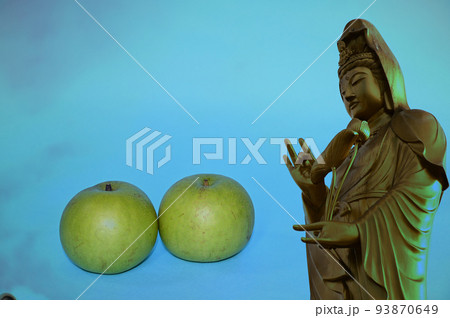 十一面観音菩薩と二十世紀梨 十一面観音菩薩と二十世紀梨 93870649