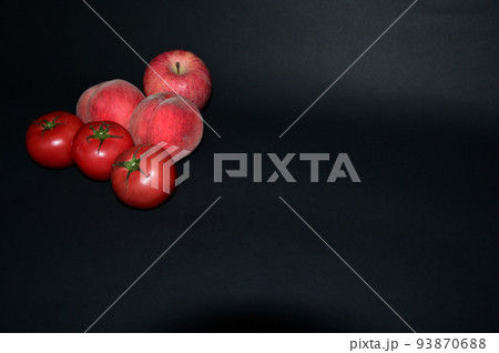黒背景のリンゴと桃とトマト 黒背景のリンゴと桃とトマト 93870688