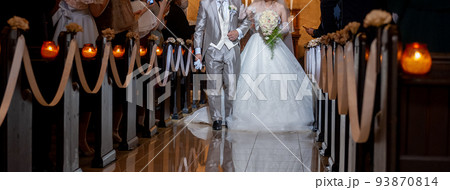 バージンロードを歩く新郎新婦 結婚式 バージンロードを歩く新郎新婦 結婚式 93870814