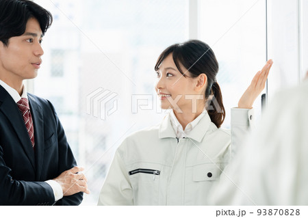 ミーティングをするビジネスマン 93870828