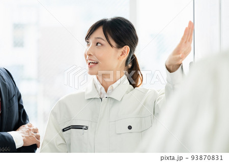 ミーティングをするビジネスマン 93870831