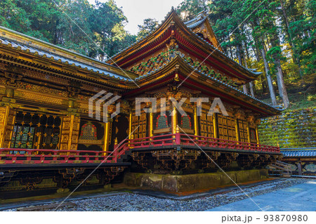 世界遺産「日光の社寺」構成資産　紅葉の輪王寺大猷院　拝殿・相の間・本殿（国宝） 93870980