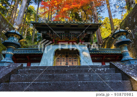 世界遺産「日光の社寺」構成資産　紅葉の輪王寺大猷院　皇嘉門 93870981