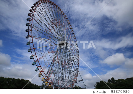 夏空に浮かぶ大観覧車 93870986