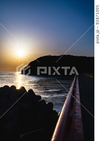 福井県の越前海岸の雄島に沈む夕日 93871005